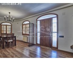 Chalet en Venta con Gran Parcela Ajardinada y Piscina Privada en Cabo de las