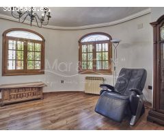 Chalet en Venta con Gran Parcela Ajardinada y Piscina Privada en Cabo de las