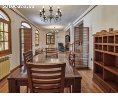 Chalet en Venta con Gran Parcela Ajardinada y Piscina Privada en Cabo de las