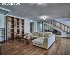 Chalet en Venta con Gran Parcela Ajardinada y Piscina Privada en Cabo de las
