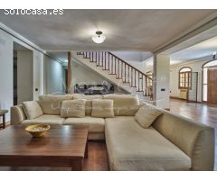 Chalet en Venta con Gran Parcela Ajardinada y Piscina Privada en Cabo de las