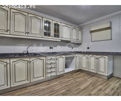 Chalet en Venta con Gran Parcela Ajardinada y Piscina Privada en Cabo de las