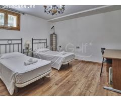 Chalet en Venta con Gran Parcela Ajardinada y Piscina Privada en Cabo de las