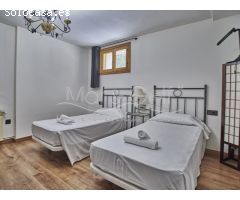 Chalet en Venta con Gran Parcela Ajardinada y Piscina Privada en Cabo de las