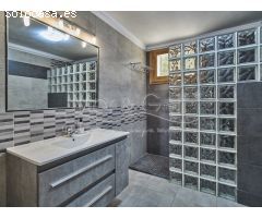 Chalet en Venta con Gran Parcela Ajardinada y Piscina Privada en Cabo de las