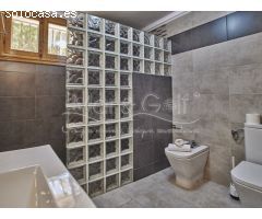 Chalet en Venta con Gran Parcela Ajardinada y Piscina Privada en Cabo de las