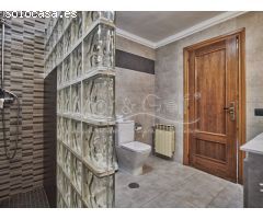 Chalet en Venta con Gran Parcela Ajardinada y Piscina Privada en Cabo de las