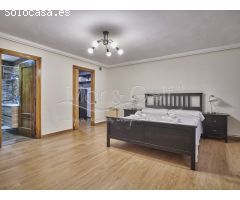 Chalet en Venta con Gran Parcela Ajardinada y Piscina Privada en Cabo de las