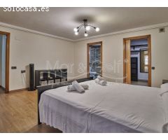 Chalet en Venta con Gran Parcela Ajardinada y Piscina Privada en Cabo de las