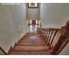 Chalet en Venta con Gran Parcela Ajardinada y Piscina Privada en Cabo de las