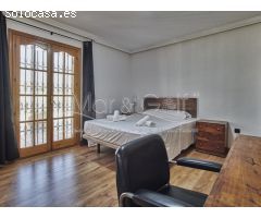 Chalet en Venta con Gran Parcela Ajardinada y Piscina Privada en Cabo de las