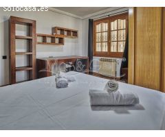 Chalet en Venta con Gran Parcela Ajardinada y Piscina Privada en Cabo de las