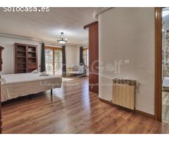 Chalet en Venta con Gran Parcela Ajardinada y Piscina Privada en Cabo de las