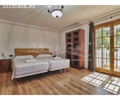Chalet en Venta con Gran Parcela Ajardinada y Piscina Privada en Cabo de las
