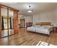 Chalet en Venta con Gran Parcela Ajardinada y Piscina Privada en Cabo de las
