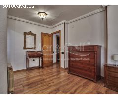 Chalet en Venta con Gran Parcela Ajardinada y Piscina Privada en Cabo de las