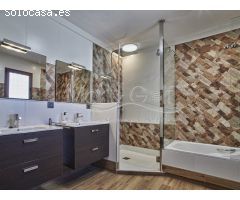 Chalet en Venta con Gran Parcela Ajardinada y Piscina Privada en Cabo de las