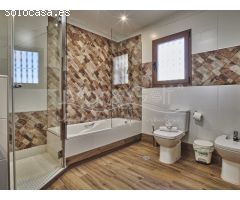 Chalet en Venta con Gran Parcela Ajardinada y Piscina Privada en Cabo de las