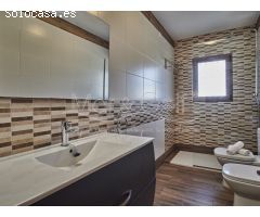 Chalet en Venta con Gran Parcela Ajardinada y Piscina Privada en Cabo de las