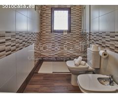Chalet en Venta con Gran Parcela Ajardinada y Piscina Privada en Cabo de las