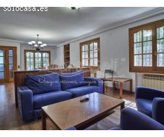 Chalet en Venta con Gran Parcela Ajardinada y Piscina Privada en Cabo de las