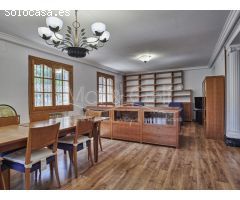 Chalet en Venta con Gran Parcela Ajardinada y Piscina Privada en Cabo de las