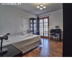 Chalet en Venta con Gran Parcela Ajardinada y Piscina Privada en Cabo de las