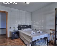 Chalet en Venta con Gran Parcela Ajardinada y Piscina Privada en Cabo de las