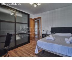 Chalet en Venta con Gran Parcela Ajardinada y Piscina Privada en Cabo de las