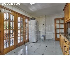 Chalet en Venta con Gran Parcela Ajardinada y Piscina Privada en Cabo de las