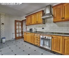 Chalet en Venta con Gran Parcela Ajardinada y Piscina Privada en Cabo de las