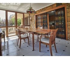 Chalet en Venta con Gran Parcela Ajardinada y Piscina Privada en Cabo de las