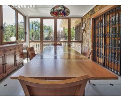 Chalet en Venta con Gran Parcela Ajardinada y Piscina Privada en Cabo de las