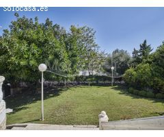 Chalet en Venta con Gran Parcela Ajardinada y Piscina Privada en Cabo de las