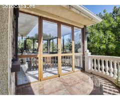 Chalet en Venta con Gran Parcela Ajardinada y Piscina Privada en Cabo de las