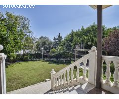 Chalet en Venta con Gran Parcela Ajardinada y Piscina Privada en Cabo de las