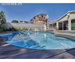 Chalet en Venta con Gran Parcela Ajardinada y Piscina Privada en Cabo de las