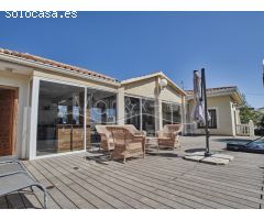 Chalet en Venta con Gran Parcela Ajardinada y Piscina Privada en Cabo de las