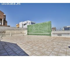 Chalet en Venta con Gran Parcela Ajardinada y Piscina Privada en Cabo de las