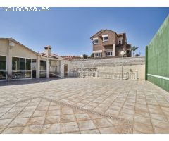 Chalet en Venta con Gran Parcela Ajardinada y Piscina Privada en Cabo de las