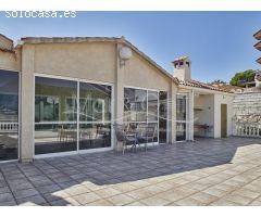 Chalet en Venta con Gran Parcela Ajardinada y Piscina Privada en Cabo de las
