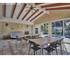 Chalet en Venta con Gran Parcela Ajardinada y Piscina Privada en Cabo de las