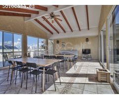 Chalet en Venta con Gran Parcela Ajardinada y Piscina Privada en Cabo de las