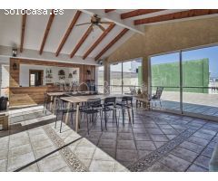 Chalet en Venta con Gran Parcela Ajardinada y Piscina Privada en Cabo de las