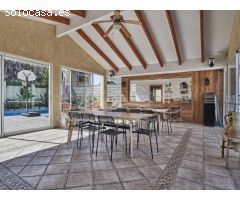 Chalet en Venta con Gran Parcela Ajardinada y Piscina Privada en Cabo de las
