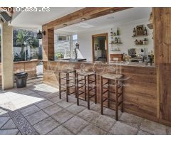 Chalet en Venta con Gran Parcela Ajardinada y Piscina Privada en Cabo de las