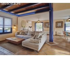 Gran chalet independiente estilo mediterráneo en venta en vistahermosa