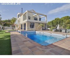 Gran chalet independiente estilo mediterráneo en venta en vistahermosa