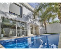 Chalet de Estilo Minimalista en Alquiler con Piscina Junto a La Calita en Cabo