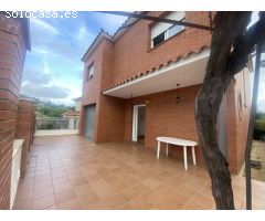 CASA SEMINUEVA CON JARDÍN EN PINEMAR.